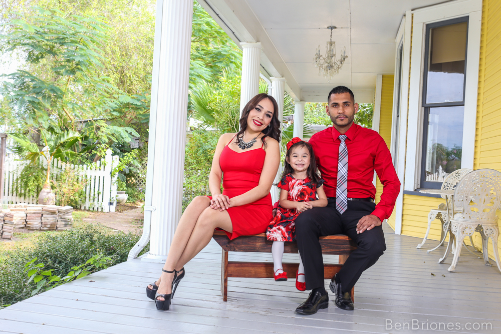 Family In Red – Mission, Texas – Bee Beautiful Studios