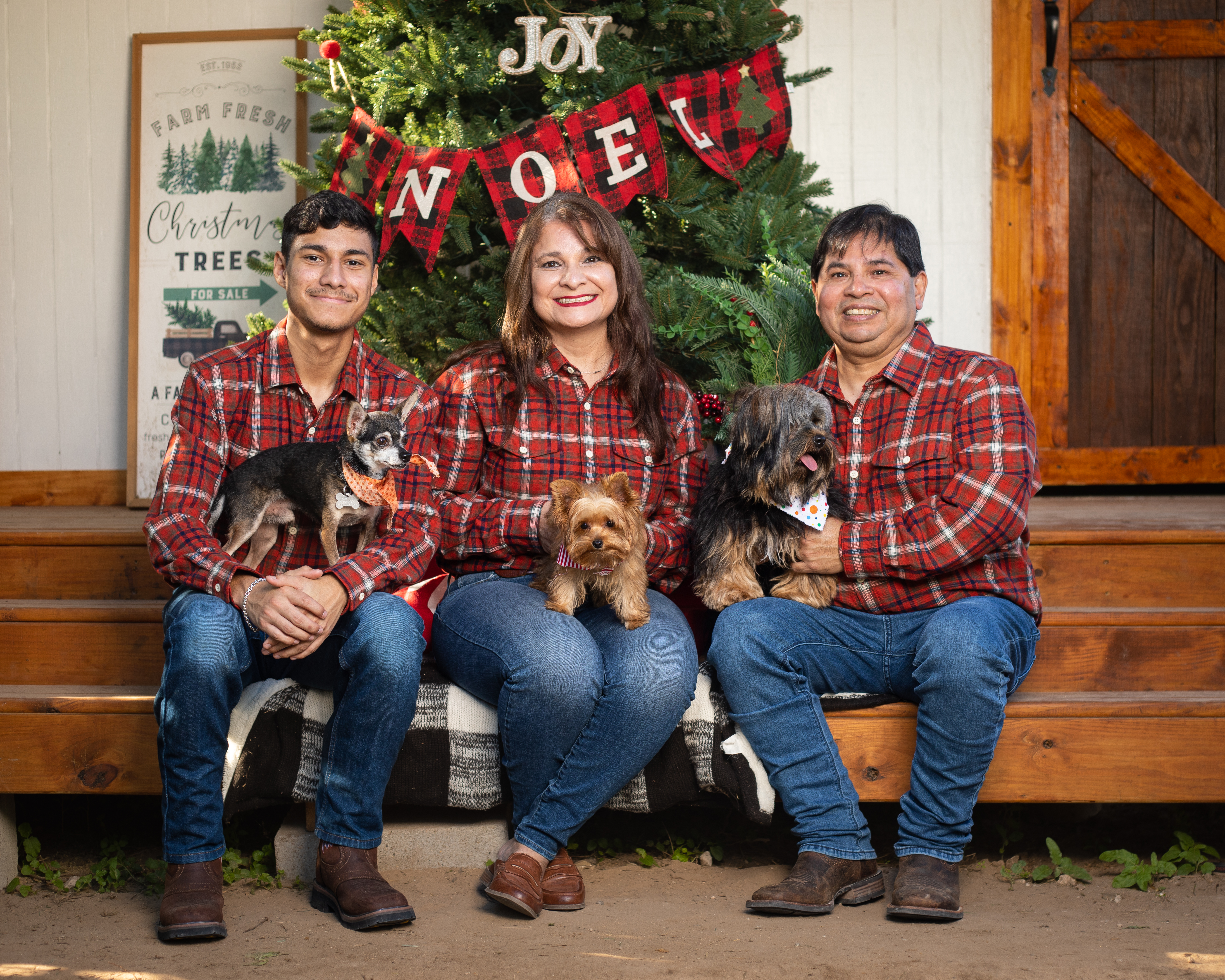 Diana Family Christmas Portraits – Maddies Pumpkin Patch – McAllen, Texas
