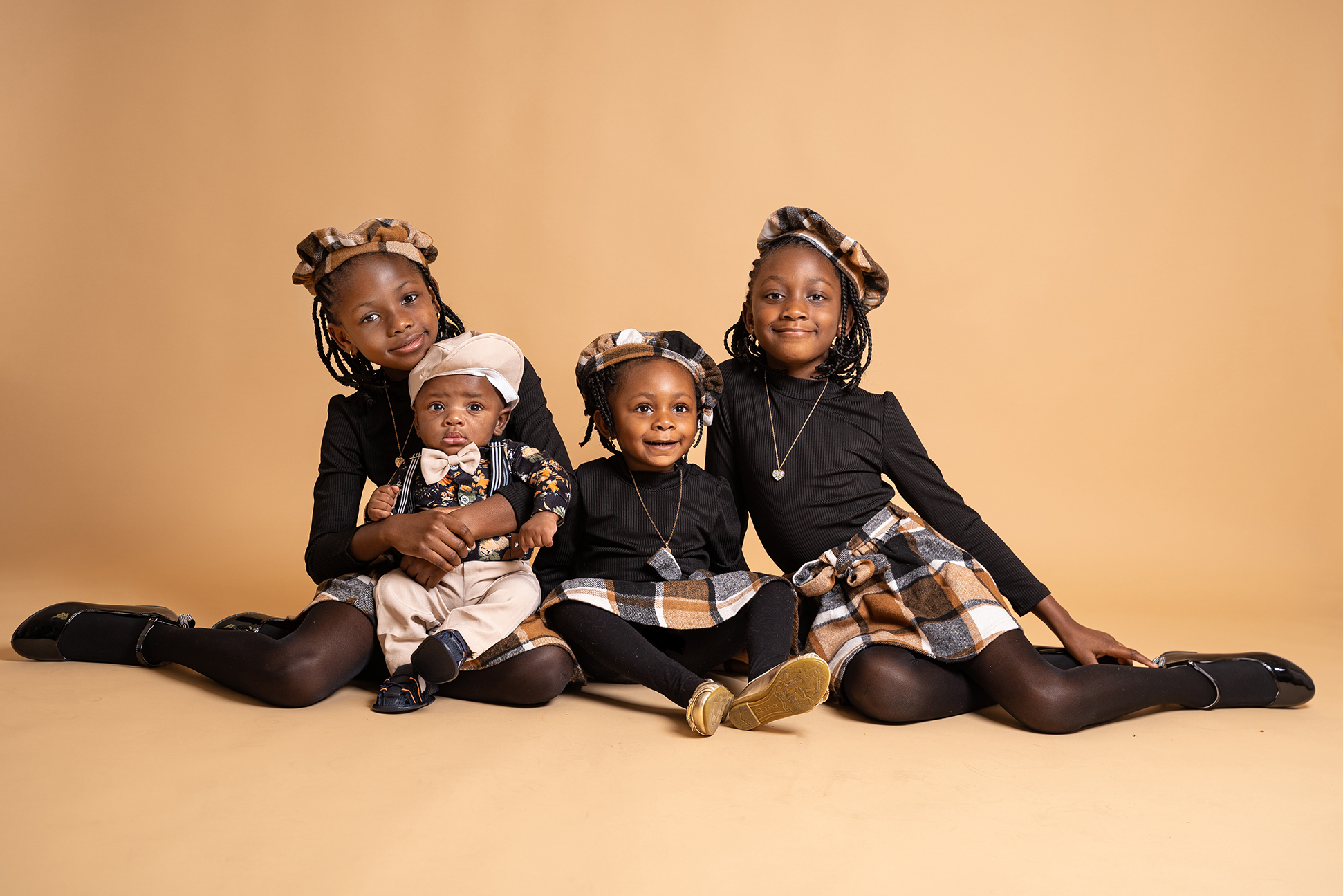 Siblings Love – McAllen Photo Studio – Bee Beautiful Studios